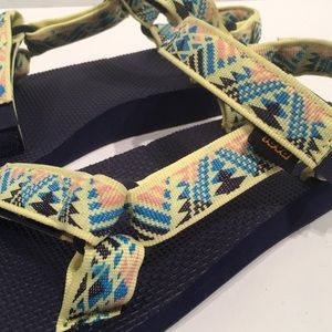 teva boomerang limelight